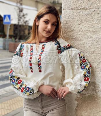 Женская вышиванка с кружевом "Айви" купить вышитую блузку