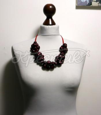 Женское круглое ожерелье деревянное "Рубиновая изысканность" фото