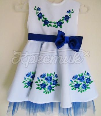 Вышитое платье для девочки "Голубые цветочки" фото