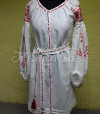 Легкое белое вышитое платье в орнаментом фото