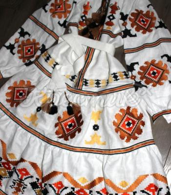 Белое платье с вышивкой "Янтарь" Лен