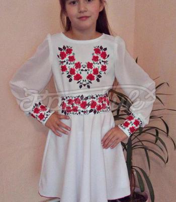 Детское вышитое платье нежные розочки фото