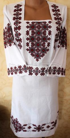 Украинское платье с яркой геометрической вышивкой