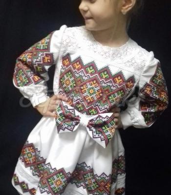 Вышитое платье на девочку с кружевом "Мармелад" фото