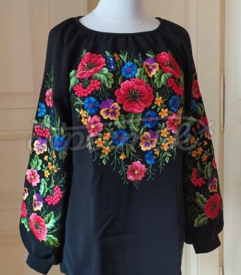 Чорна вишита блуза "Квітуча галявина" фото вишиванок