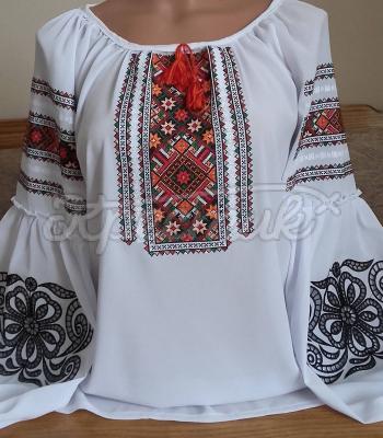 Женская вышитая блуза с геометрическим орнаментом "Кая" фото