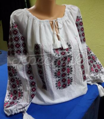 Женская вышиванка по мотив румынской народной сорочки марлевка