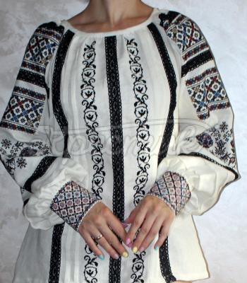 Вышитая блуза "Радужная мозаика" фото