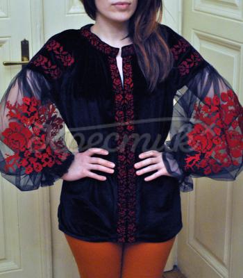 Чорна вишита велюрова блузка "Троянди мрії" фото вишиванки