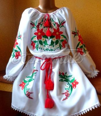 Детское вышитое платье "красные ромашки" фото