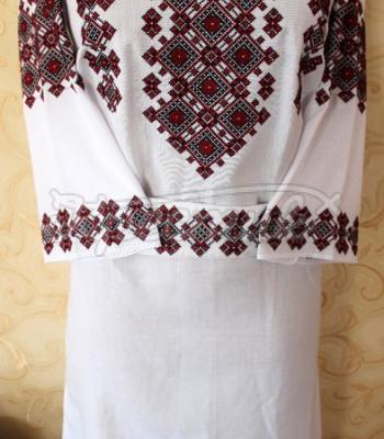 Украинское платье с яркой геометрической вышивкой