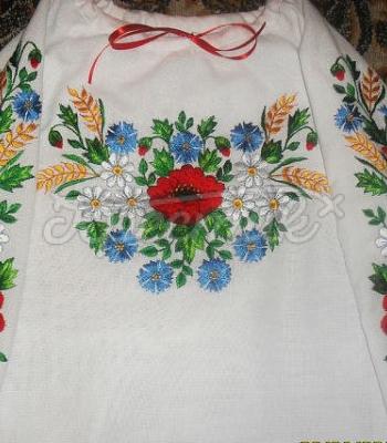 Женская вышитая блузка с маками