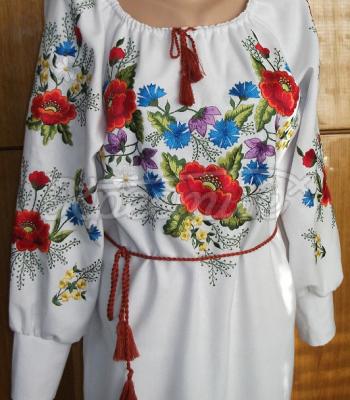 Украинское вышитое платье с вышитыми цветами
