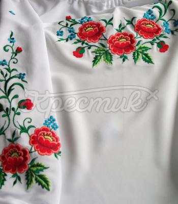 Блузка с вышитыми цветами