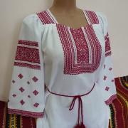 Женская вышиванка с красной вышивкой "Кокетка"