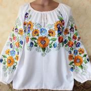 Женская вышитая рубашка "Поле цветов" фото