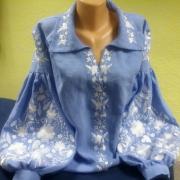 Вышиванка на льне цветочная россыпь фото