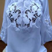 Жіноча вишиванка з білими квітами Рішельє білим по білому