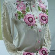 Элегантная женская вышиванка "Розовые  цветы" фото