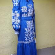 Вышитое женское платье в пол  фото