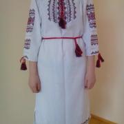 Классическое женское вышитое платье ручной работы фото