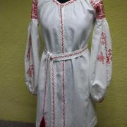 Легкое белое вышитое платье в орнаментом фото