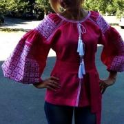 Яркая вышиванка розового цвета с белой вышивкой фото