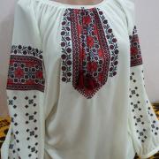 Женская вышитая сорочка с маками 