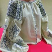 Женская вышиванка светлого  кольору айворі фото