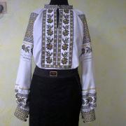 Женская вышитая рубашка с оливковой вышивкой фото