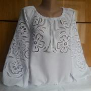 Біла жіноча вишиванка в техніці рішельє "Адель" фото