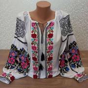 Біла вишиванка "Яскраві квіти" фото