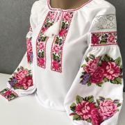 Біла вишиванка "Рожеві троянди" фото