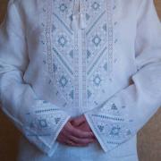 Мужская вышиванка ручной работы белая с синим фото