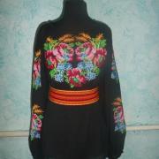 Черная женская вышиванка "Маки и васельки" фото