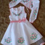 Вышитое платье для девочки "Розовые цветочки" фото
