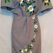 Серое вышитое платье с ромашками