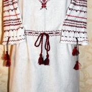 Вышитое женское платье на льне
