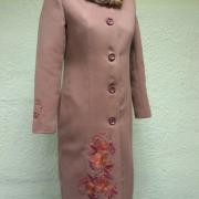 Стильное вышитое женское пальто мокко фото