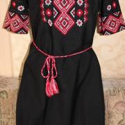 Черное женское платье с вышивкой