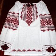 Вишиванка з помпонами на дівчинку