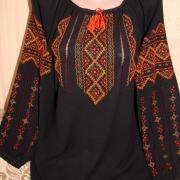 Женская черная вышиванка "Геометрия цветов" фото