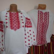 Парные вышиванки с красным узором