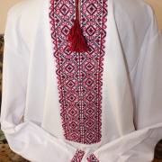 Мужская вышиванка с красным орнаментом
