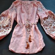 Женская  вышиванка с нежным орнаментом фото