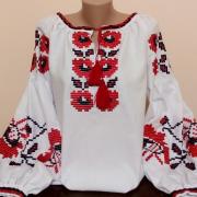 Вышитая женская блуза "Красные цветы" фото