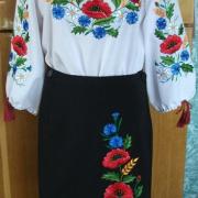 Женская вышитая блузка и юбка