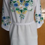 Блузка с вышитыми васильками