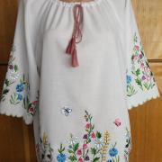 Нежная белая блузка с вышивкой