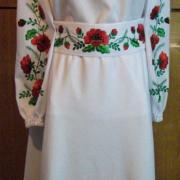 Женское белое платье с вышитыми маками